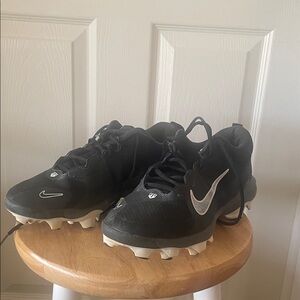 Nike Black and White Athletic Cleats men's size 8.5